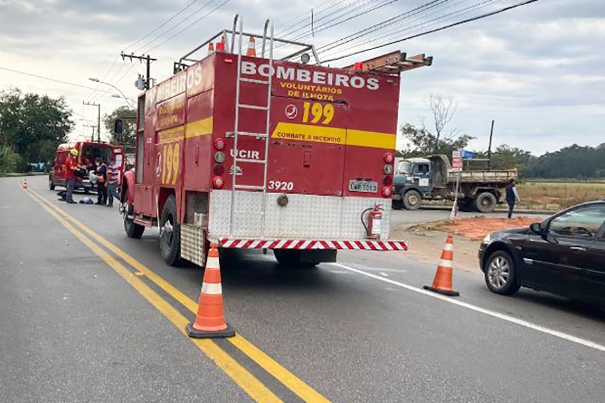 Motociclista fica ferido após colisão com caminhão no Centro de Ilhota