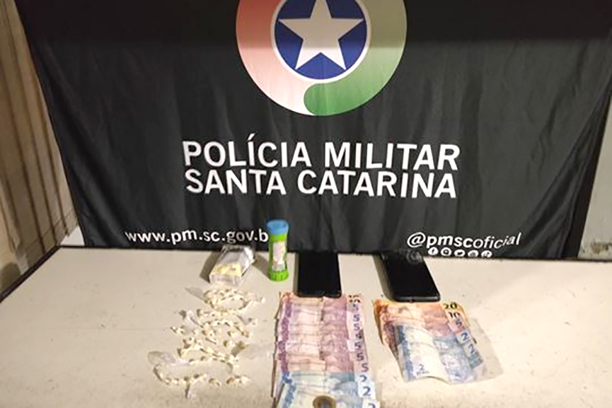 Homem � preso e dois menores s�o apreendidos com 60 pedras de crack em Gaspar
