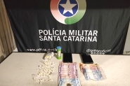 Homem � preso e dois menores s�o apreendidos com 60 pedras de crack em Gaspar