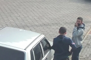 V�deo mostra ladr�es tentando arrombar casa no bairro Po�o Grande, em Gaspar