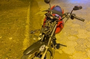 Queda de moto deixa dois jovens feridos no Centro de Ilhota 