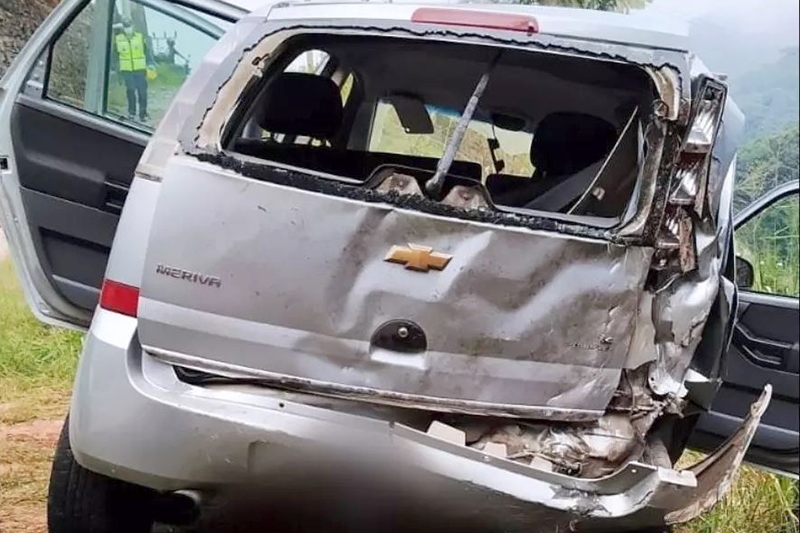 Queda de veículo em ribanceira de 12 metros deixa mulher ferida em Blumenau