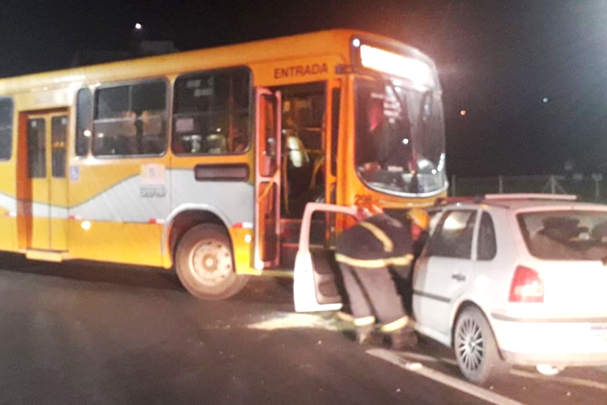 Ônibus e carro colidem e duas pessoas são hospitalizadas em Gaspar