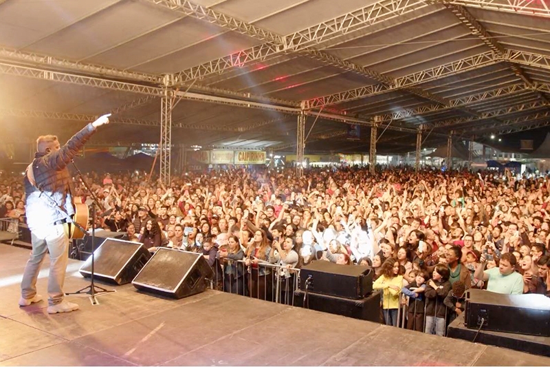Show do cantor gospel Fernandinho re�ne mais de 6 mil pessoas e abre a ExpoGaspar 