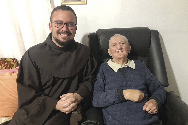 Conhe�a a hist�ria do centen�rio gasparense Nute Schmitt