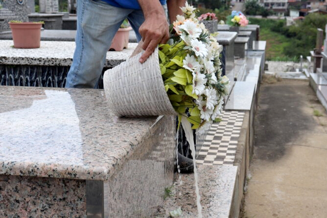 Prefeitura de Gaspar pede que familiares tirem vasos e flores do Cemit�rio do Barrac�o