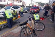Colis�o entre duas bicicletas deixa mulher ferida no Centro de Gaspar