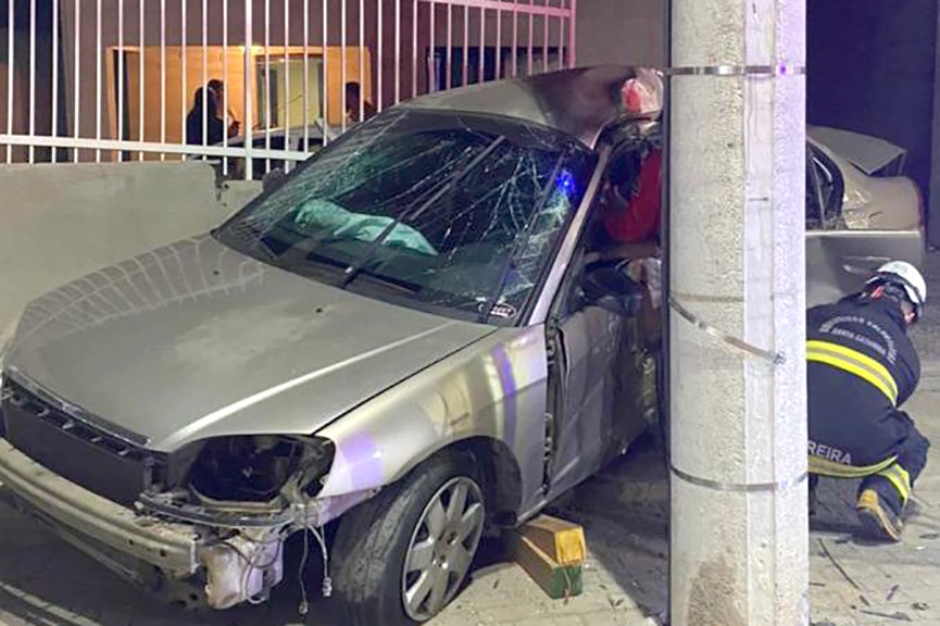 Jovem fica preso dentro de carro após colidir contra poste no Centro de Ilhota