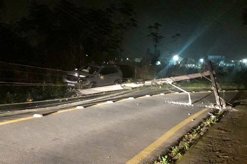 Casal colide carro contra poste e foge antes da chegada do socorro em Gaspar
