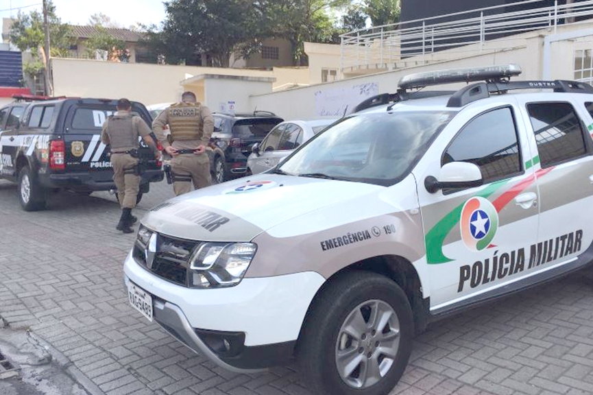 Mulher e beb� s�o encontrados mortos dentro de apartamento em Blumenau