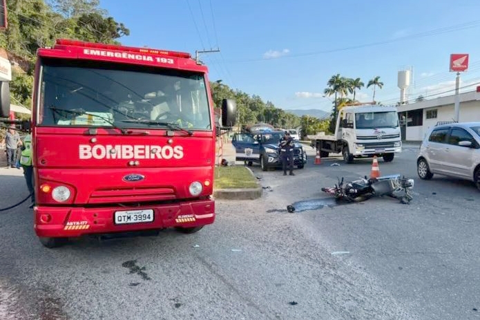 Acidente entre motocicleta e caminhonete mata homem em Blumenau