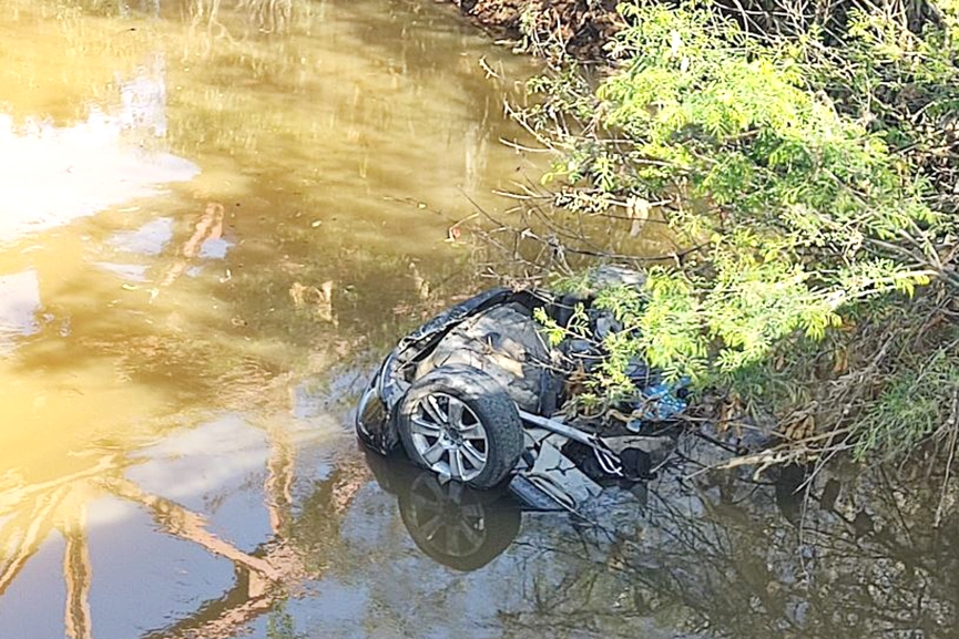 Carro cai no rio ap�s motorista fugir da pol�cia e quatro crian�as s�o reanimadas em Crici�ma