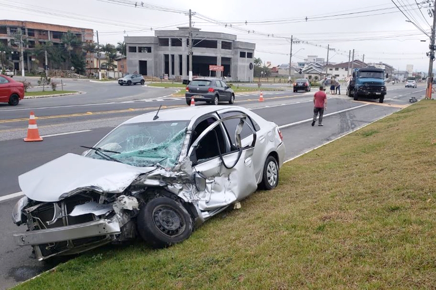 Carro e caminh�o carregado de argamassa colidem na Av. Francisco Mastella, em Gaspar