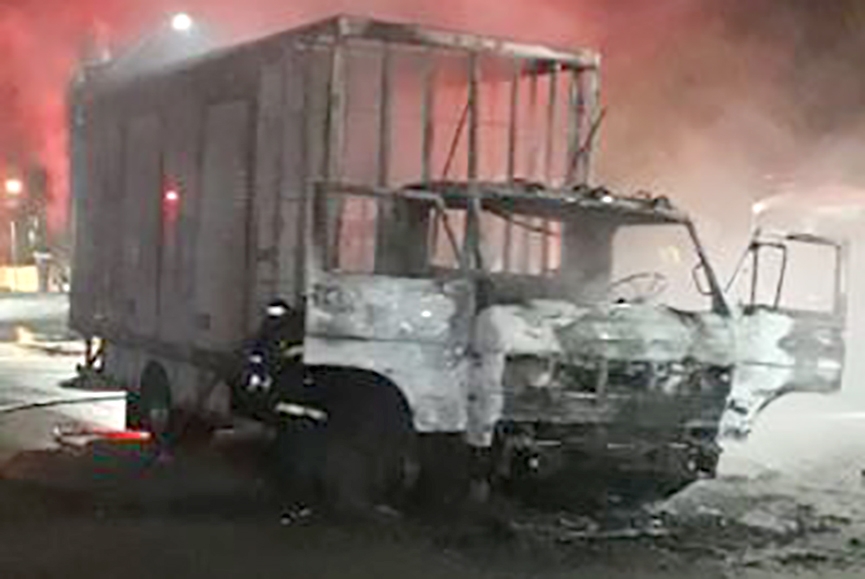 Caminh�o fica completamente destru�do ap�s pegar fogo em p�tio de mercado em Gaspar