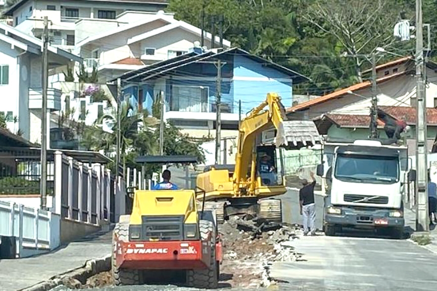 Rua danificada em temporal começa a ser recuperada no Centro de Gaspar