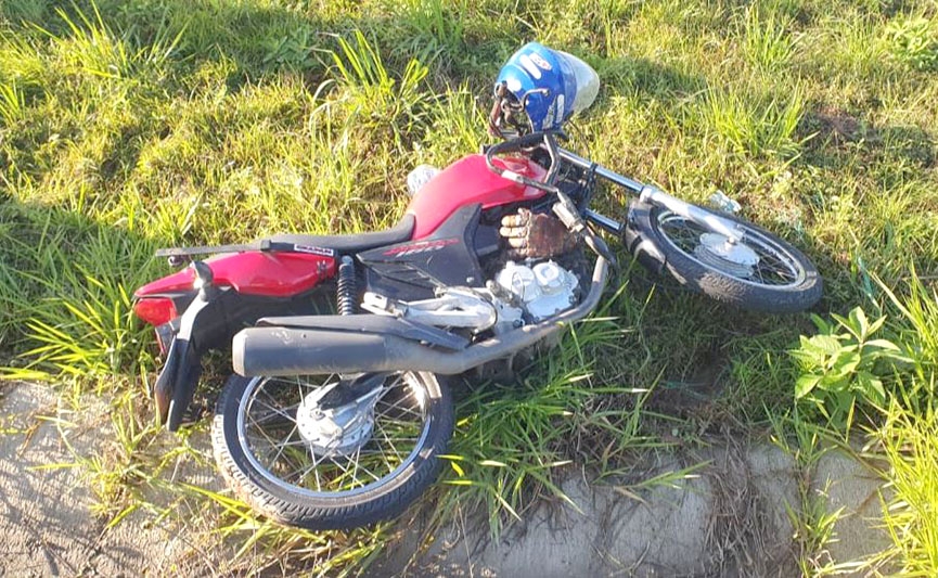 Caminh�o e moto colidem e jovem fica ferido na BR-470, em Gaspar
