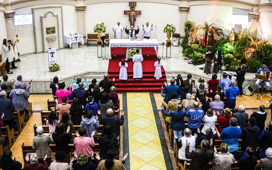 Igreja lotada no primeiro dia da Festa de Santa Clara em Gaspar