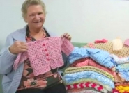 Voluntariado: idosa gasparense produz e doa toucas, mantas, casacos e meias de crochê