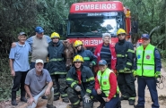 Bombeiros de Gaspar resgatam cavalo ap�s charrete cair em ribanceira no Gasparinho