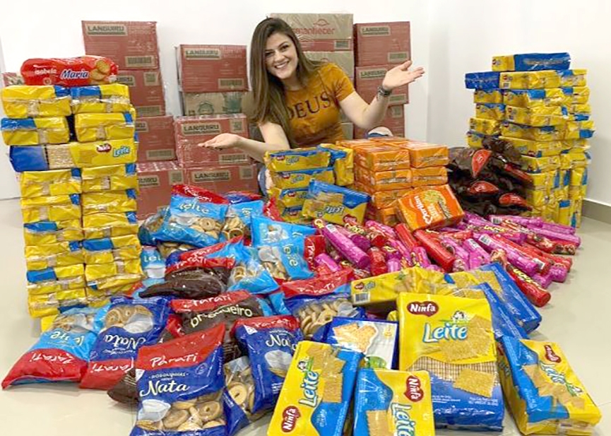 Jornalista que atua em Gaspar arrecada leite e bolacha em campanha social