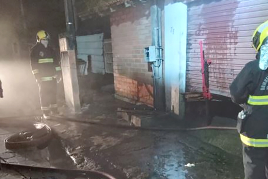 Loja de conserto de bicicletas pega fogo no Centro de Ilhota