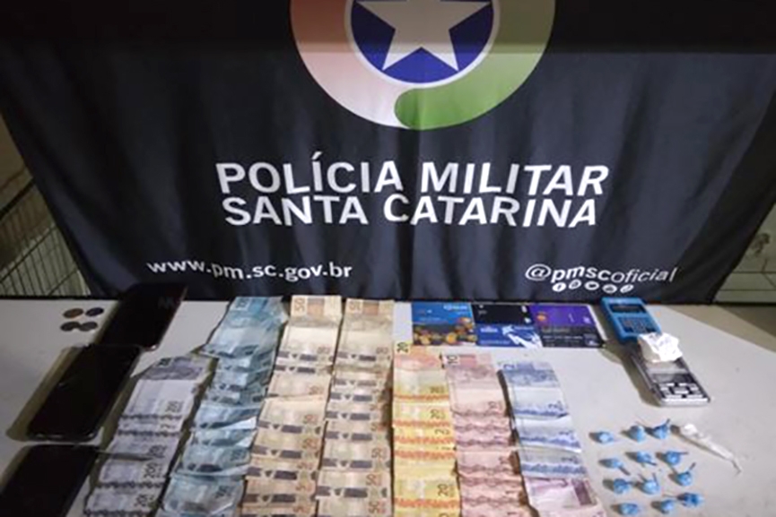 Casal � preso por tr�fico de drogas no bairro Barrac�o, em Gaspar