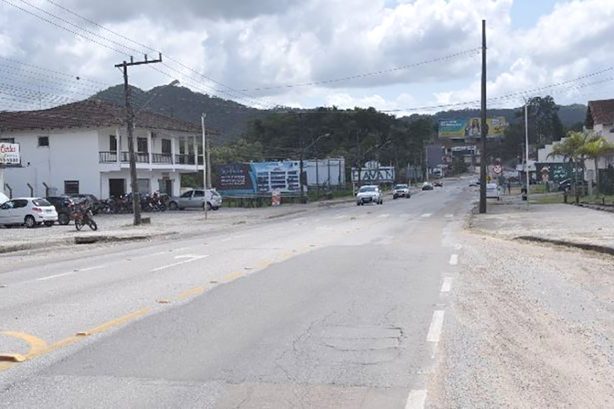 Samae troca tubula��o na rua Anfil�quio Nunes Pires, em Gaspar