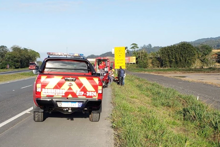 Homem é hospitalizado após cair de moto na BR-470, em Ilhota