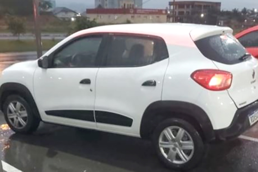 Carro furtado é encontrado circulando com quatro ocupantes em Gaspar