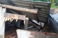 Muro cai, atinge parte de telhado e família é orientada a sair de casa no Barracão, em Gaspar