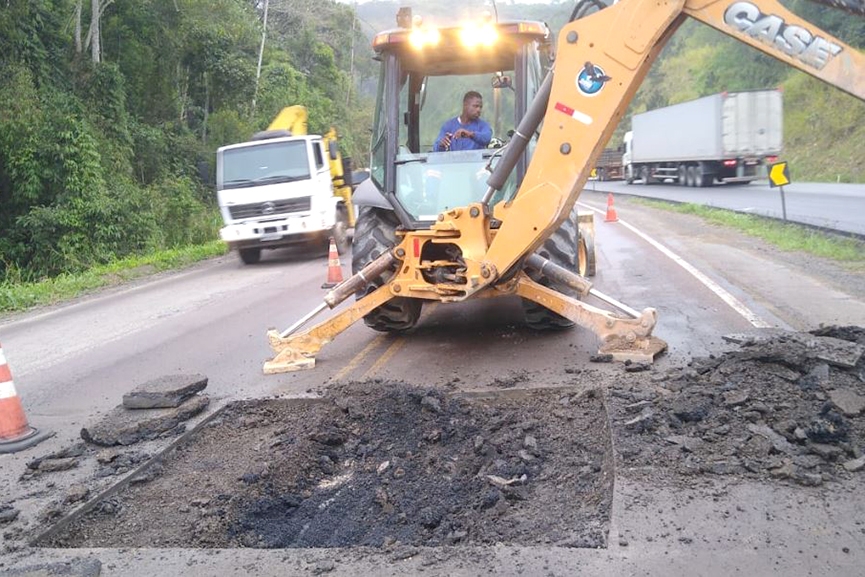 Pelo segundo dia consecutivo, Dnit tapa cratera na BR-470, em Gaspar