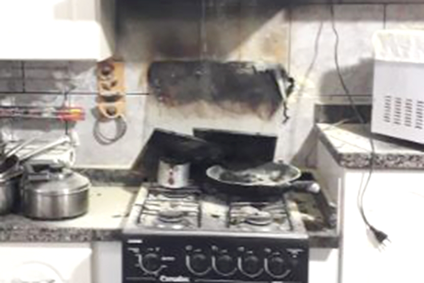 Princ�pio de inc�ndio atinge casa no Santa Terezinha, em Gaspar