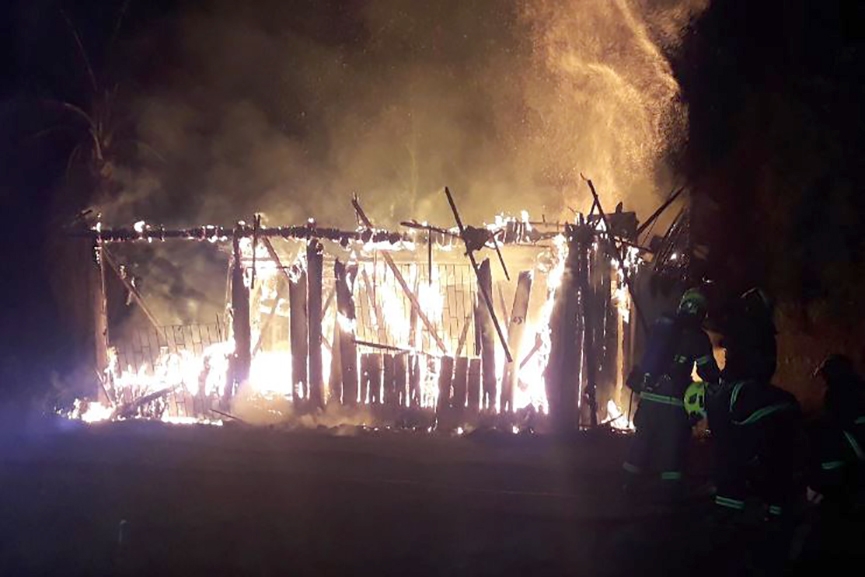 Casa desocupada fica totalmente destruída após incêndio em Gaspar