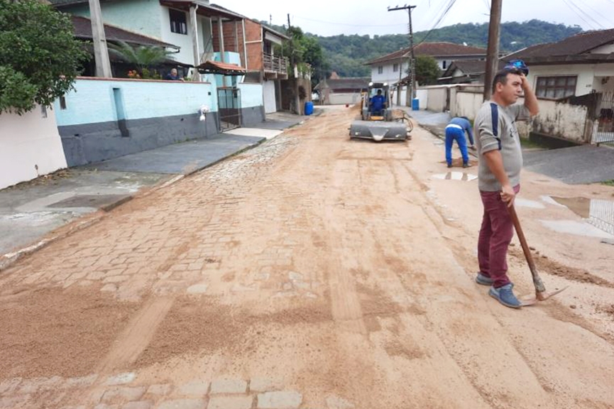 Começa a pavimentação da rua Clara Schmitz, no Bela Vista, em Gaspar