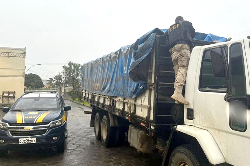Caminh�o com mais de 150 mil ma�os de cigarros contrabandeados � apreendido em Ilhota