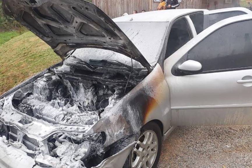 Carro pega fogo no bairro Macuco, em Gaspar
