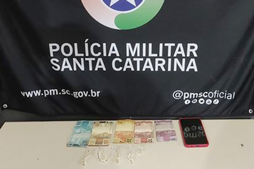 Mulher que acabou de sair da prisão é pega vendendo crack no Coloninha, em Gaspar