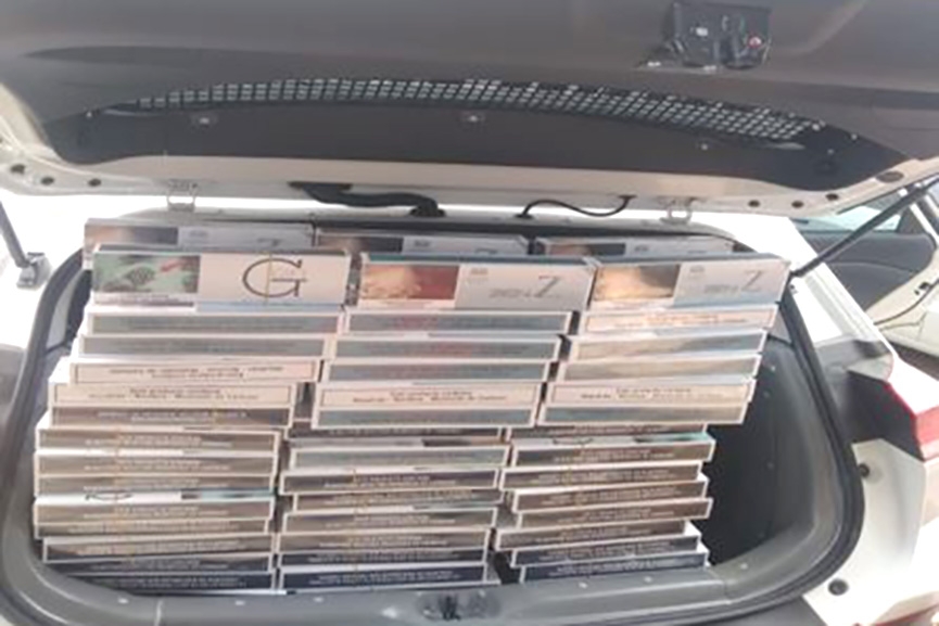 PM aborda carro suspeito e encontra casal com cigarros do Paraguai em Gaspar