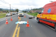 Jovem morre em acidente entre moto, carro e caminh�o em Blumenau