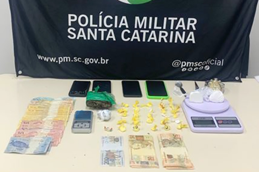 PM prende quatro pessoas com cocaína, maconha e dinheiro falso em Gaspar