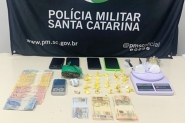 PM prende quatro pessoas com cocaína, maconha e dinheiro falso em Gaspar