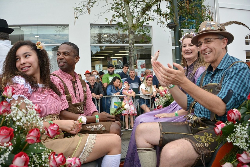 Blumenauenses vítimas de racismo na Oktoberfest desfilam ao lado do prefeito de Blumenau