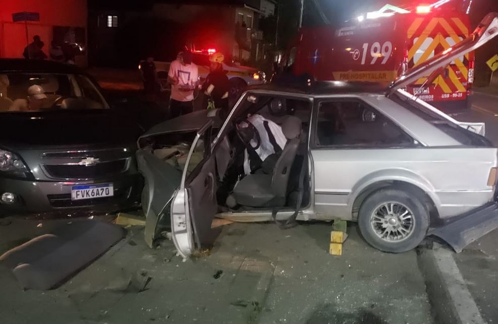 Tr�s pessoas s�o hospitalizadas ap�s acidente entre tr�s carros no Centro de Ilhota