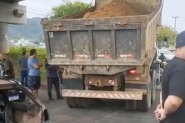 Caminh�o ca�amba descarrega areia para bloquear rodovia em Ilhota