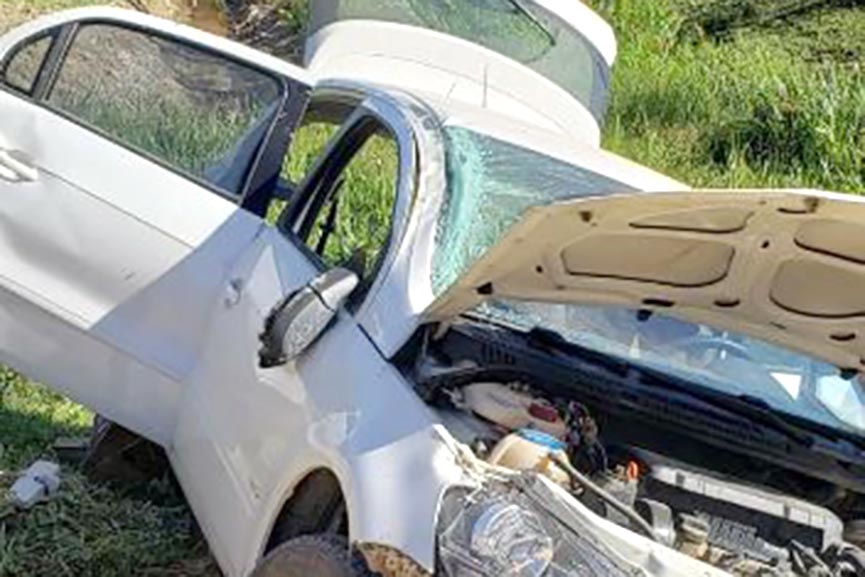 Mulher fica desorientada e com dores pelo corpo após capotar carro em Ilhota