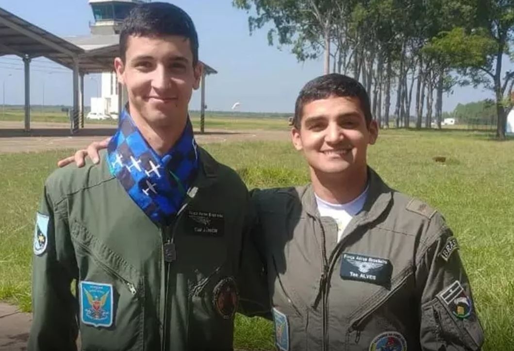 For�a A�rea Brasileira divulga identidade de jovens que morreram em queda de avi�o em SC