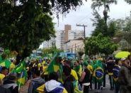 Manifestantes continuam nas ruas vestindo verde e amarelo