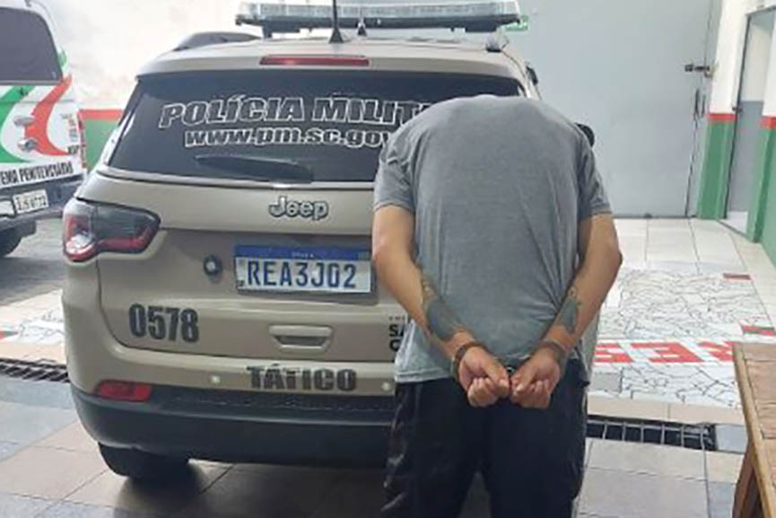 Homem com dois mandados de pris�o tenta fugir correndo e � preso pela PM em Gaspar