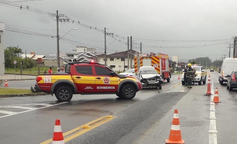 Grave acidente entre dois carros deixa sete feridos em Gaspar