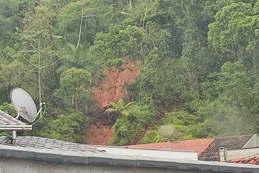 Noite de domingo � marcada por duas ocorr�ncias por conta das chuvas em Gaspar